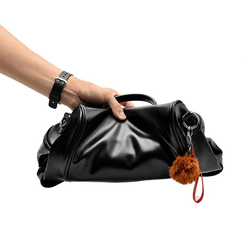 Mochila feminina de couro PU preta com alça e detalhe de pom pom laranja