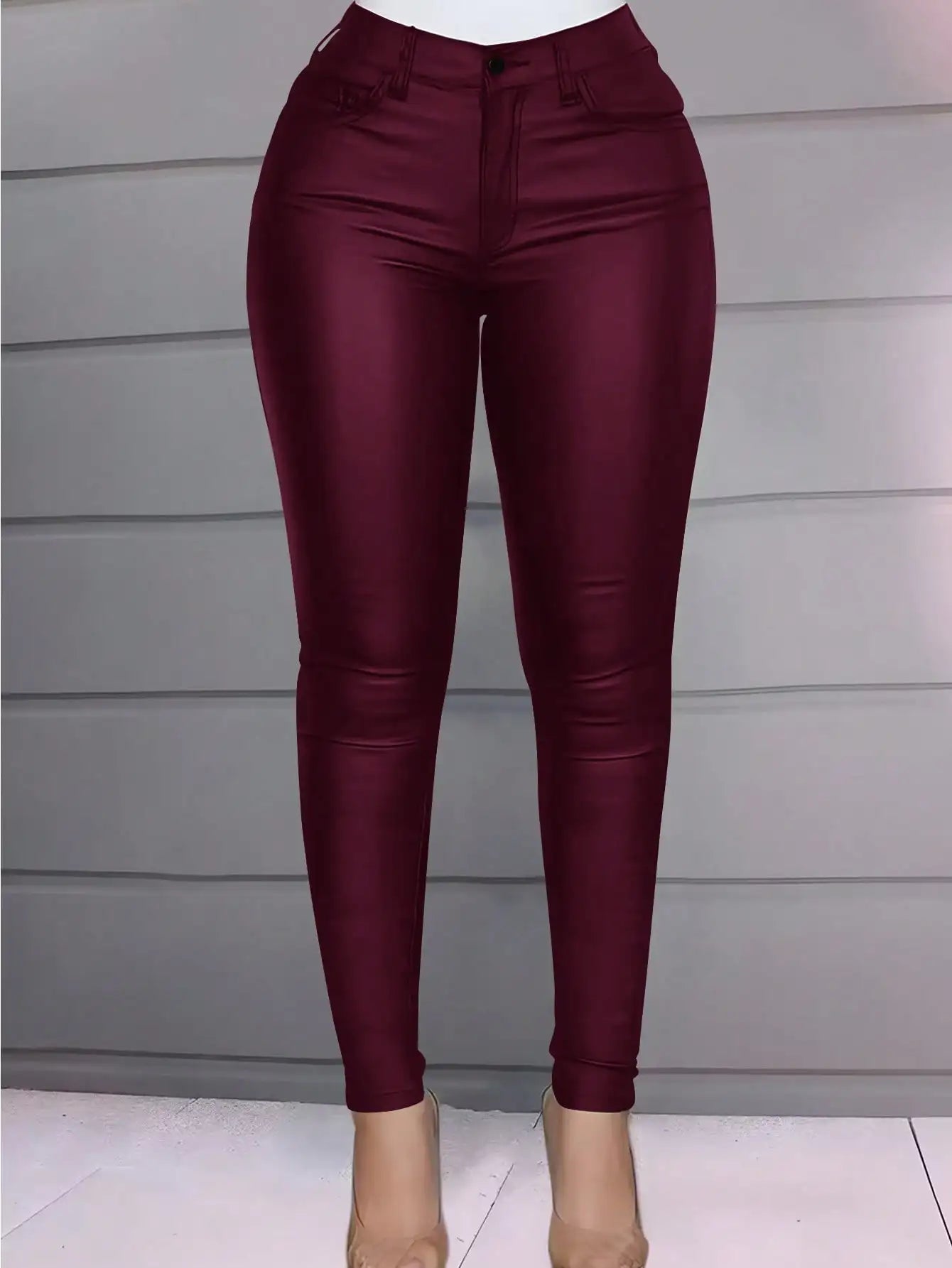 Calça feminina cintura alta PU na cor bordô, ideal para looks elegantes e modernos.