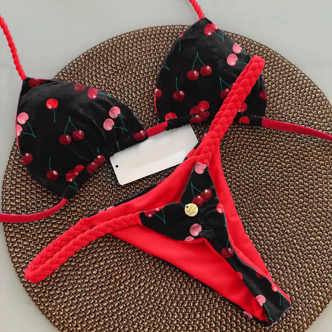 Biquíni feminino em estilo animal print com estampa de cerejas, ideal para moda praia