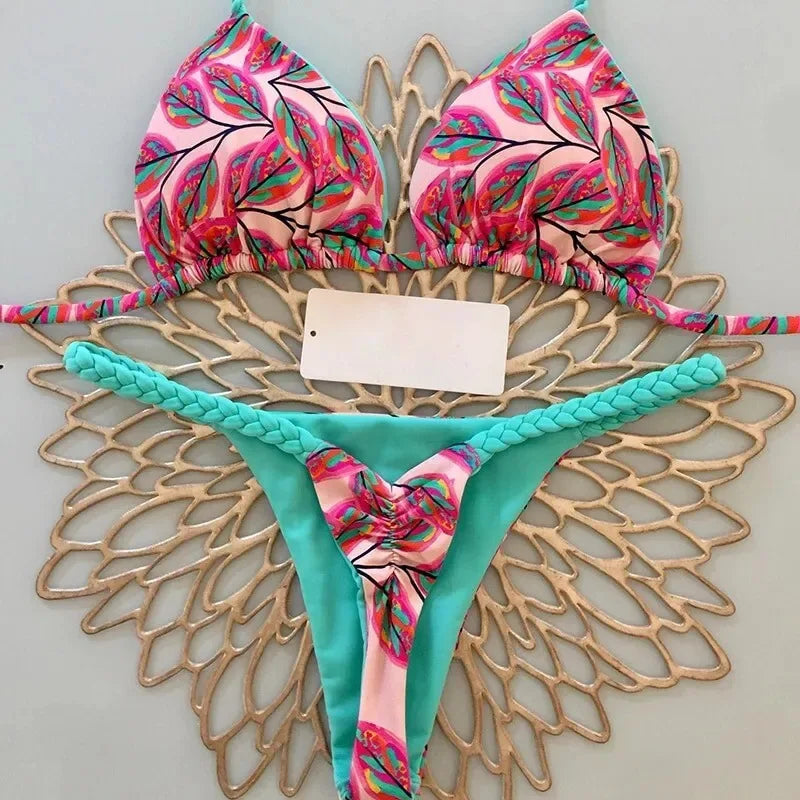 Biquíni feminino com estampa tropical em cores vibrantes, ideal para moda praia estilo animal print