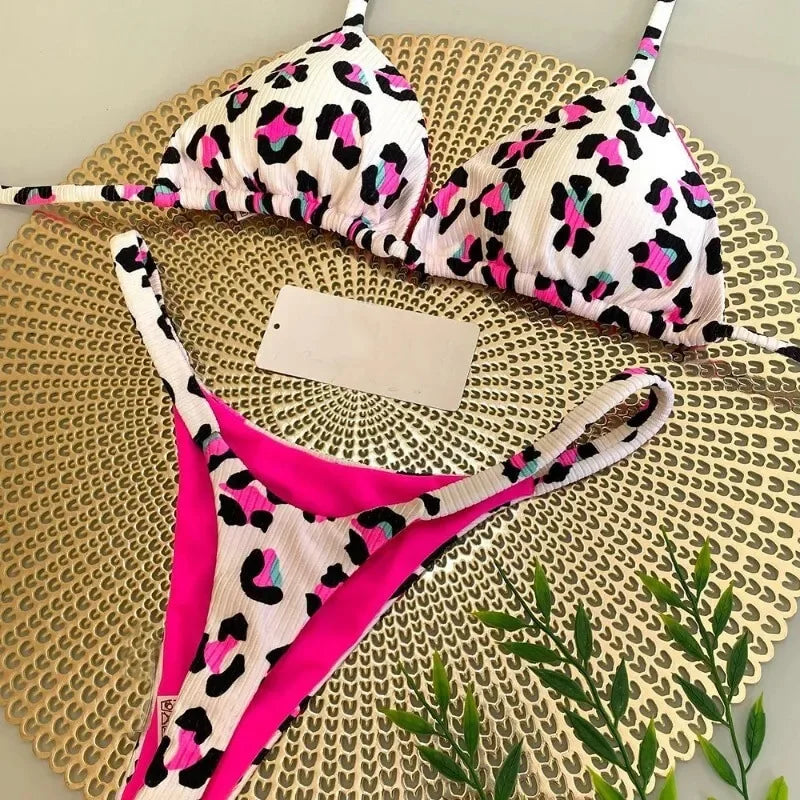 Biquíni feminino com estampa animal print e detalhes em rosa, ideal para moda praia estilo animal print