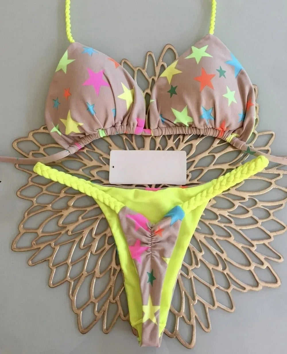 Biquíni feminino de moda praia estilo animal print com estampa colorida de estrelas e detalhes neon