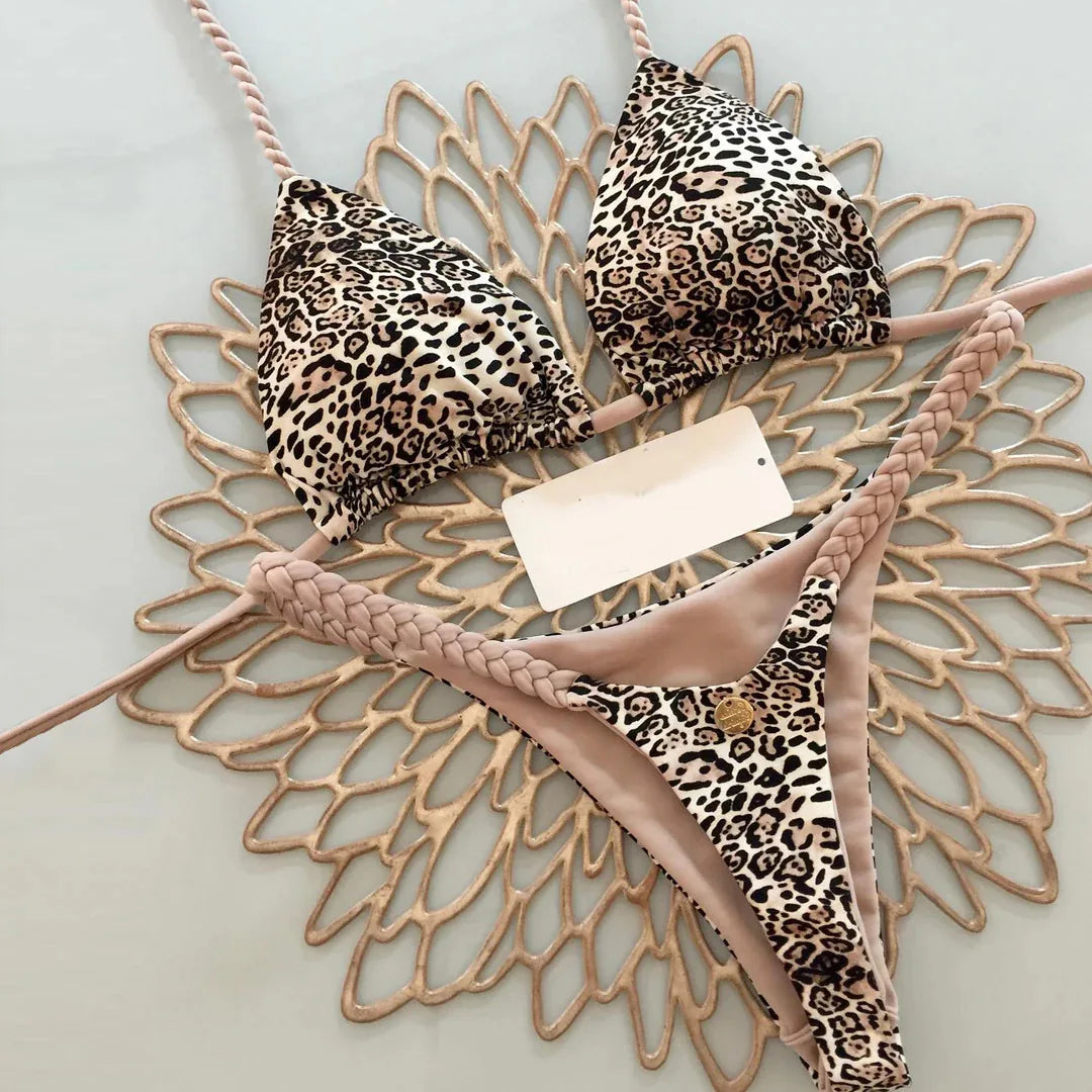 Biquíni feminino em estampa de animal print, ideal para moda praia estilo animal print