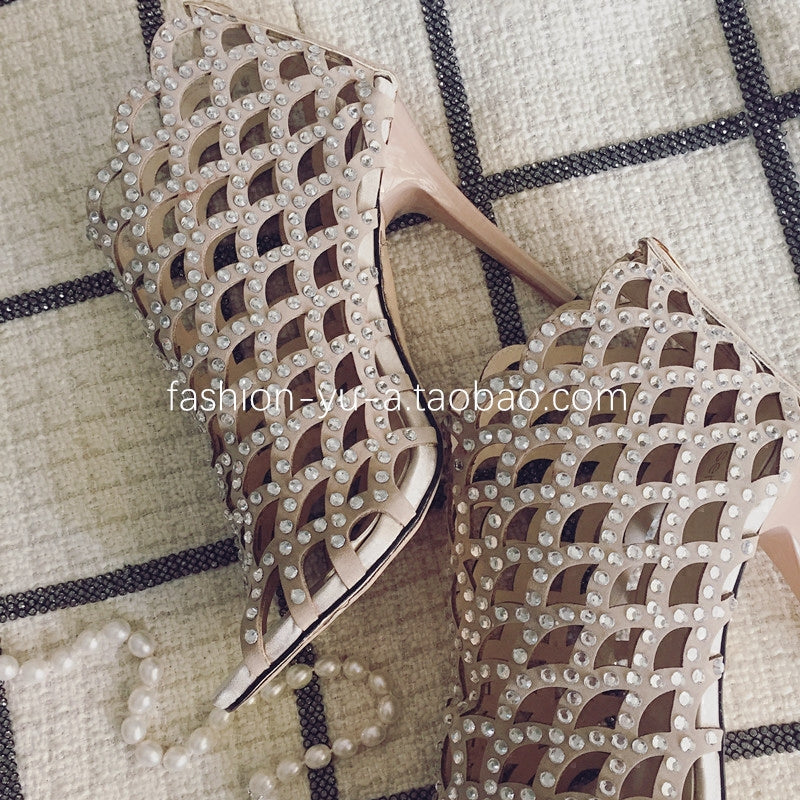 Sandálias femininas elegantes em tom nude com detalhes brilhantes, ideais como sapatos de festa elegantes