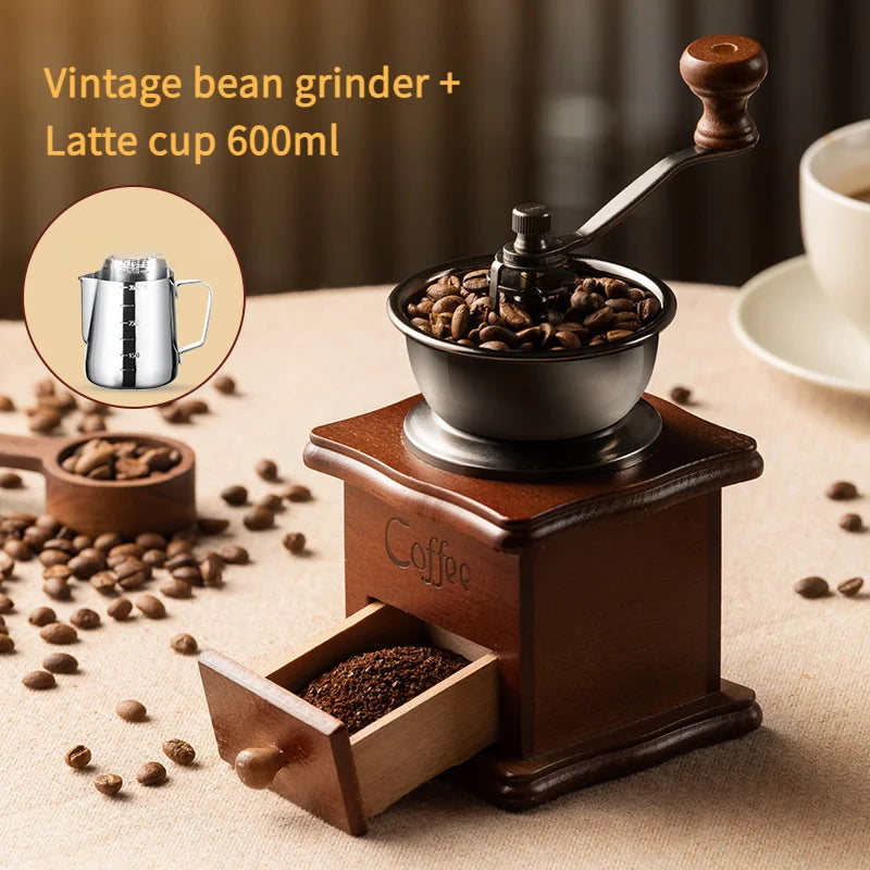 Moedor de café com cabo de madeira vintage, acompanhado de copo e jarra de latte, ideal para amantes de café.