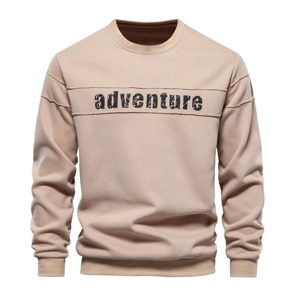 Moletom estampado para homens com design aventureiro em tom bege e manga longa
