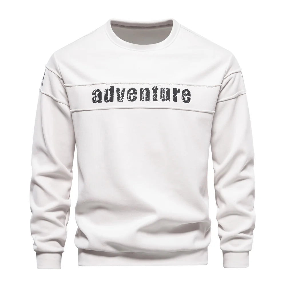 Moletom estampado para homens em branco com a palavra adventure em destaque