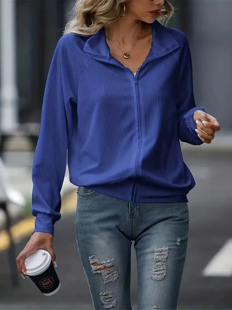 Moletom feminino azul solto com zíper e estilo casual, ideal para looks do dia a dia