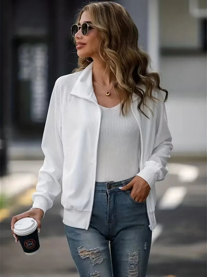 Moletom feminino branco solto da NOENNAME_NULL com gola alta, combinado com jeans desgastado