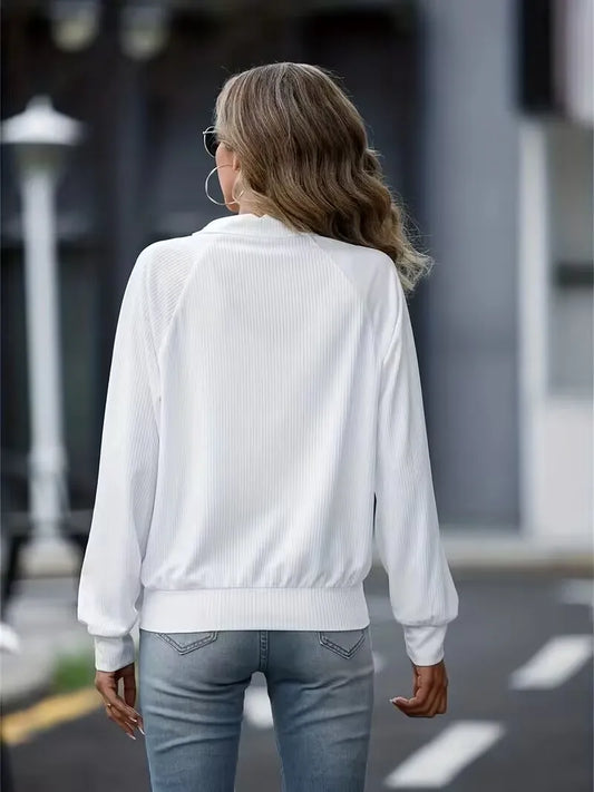 Moletom feminino branco solto com mangas largas para conforto e estilo casual, ideal para roupas do dia a dia