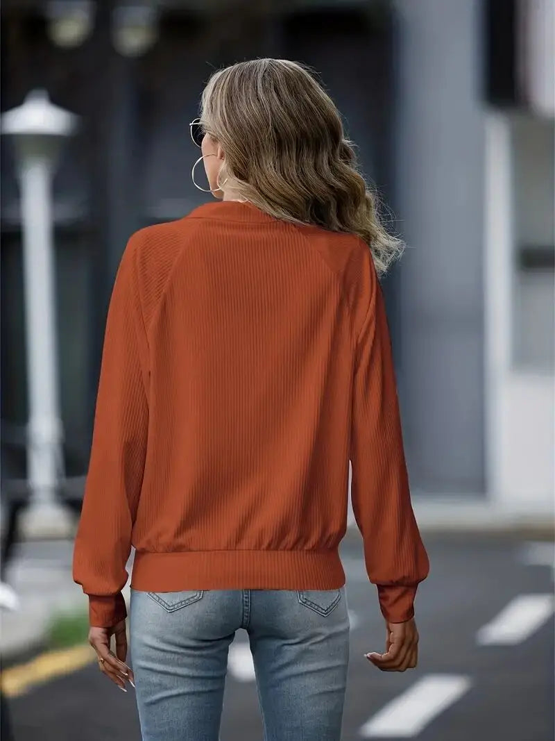 Moletom feminino solto na cor laranja com manga longa, ideal para looks casuais e confortáveis