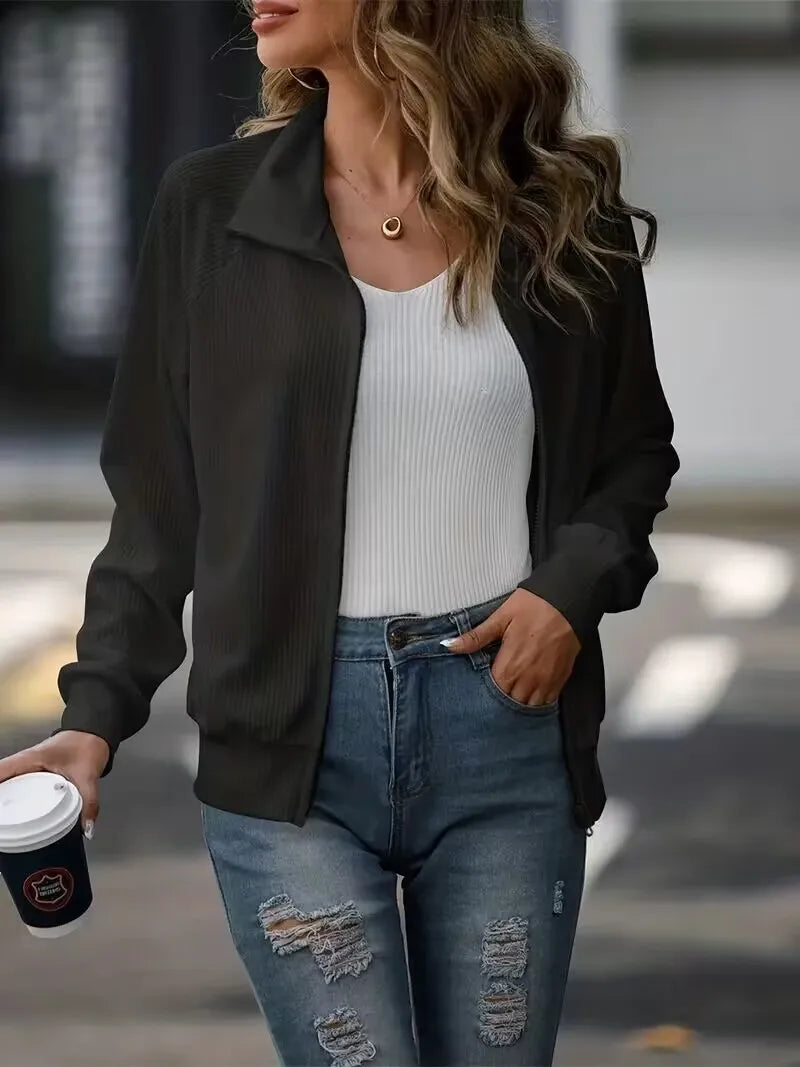 Moletom feminino solto da NOENNAME_NULL em cor escura, ideal para looks casuais e confortáveis.