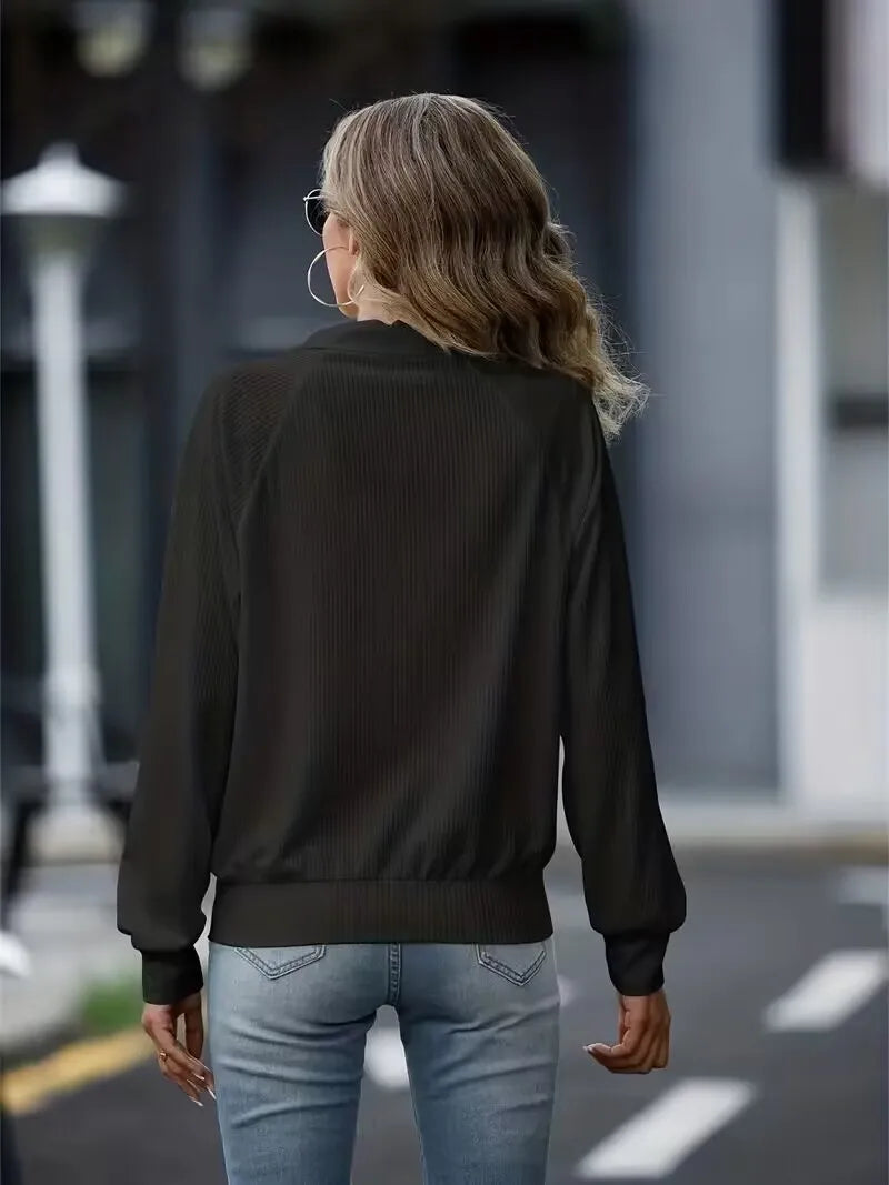 Moletom feminino solto na cor preta, estilo casual com costas lisas, ideal para combinações no dia a dia