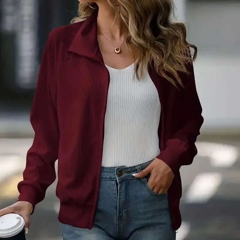 Moletom feminino solto na cor bordô, ideal para looks casuais e confortáveis com jeans