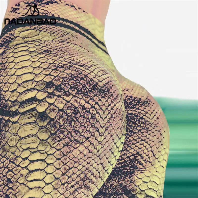 Calça legging feminina para treino com estampa de cobra e material elástico e confortável