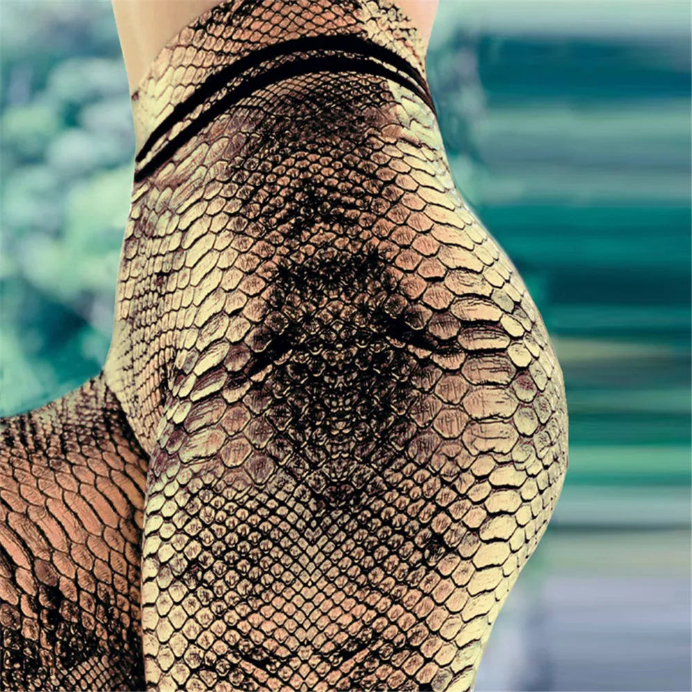 Legging feminina para treino com estampa de cobra e cintura alta, ideal para atividades físicas.