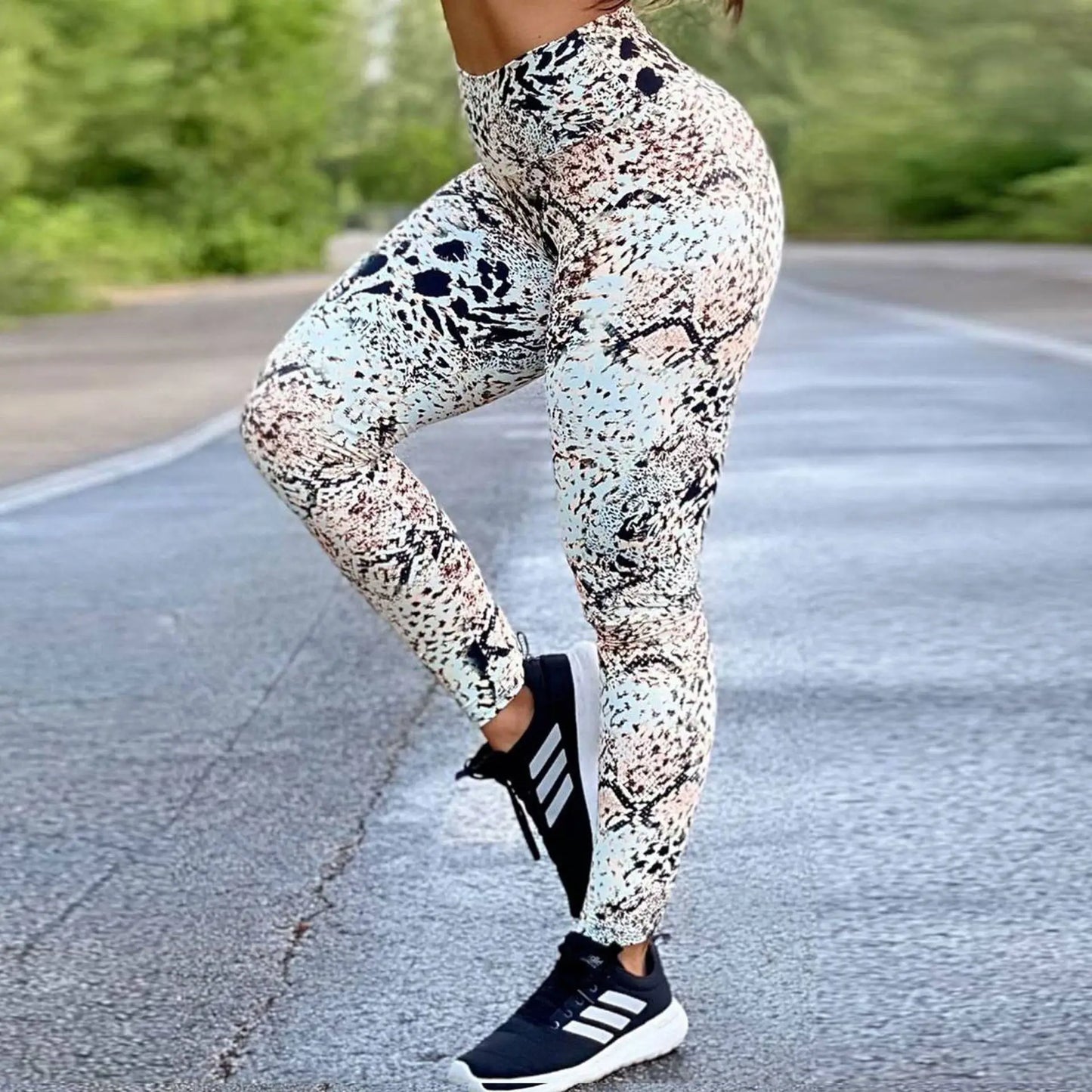 Legging feminina para treino com estampa de cobra em tons claros, ideal para exercícios e conforto