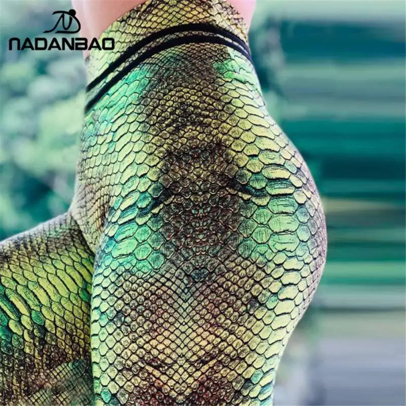Legging feminina para treino com estampa de cobra verde e preta, ideal para exercícios e conforto