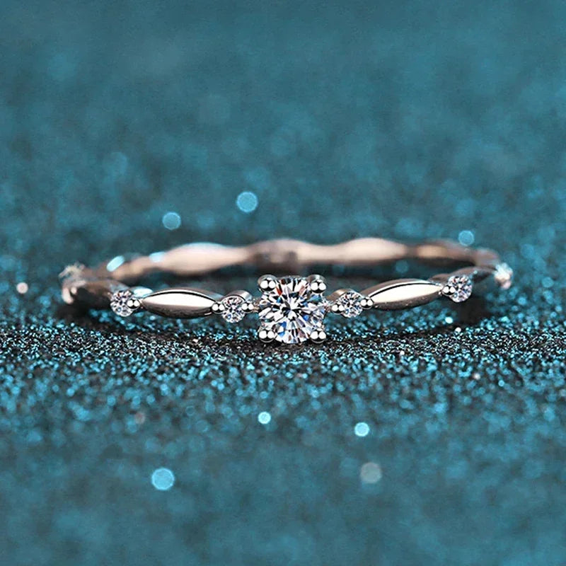 Anel de noivado moissanite da NEETIM com design elegante e pedras brilhantes em fundo brilhante
