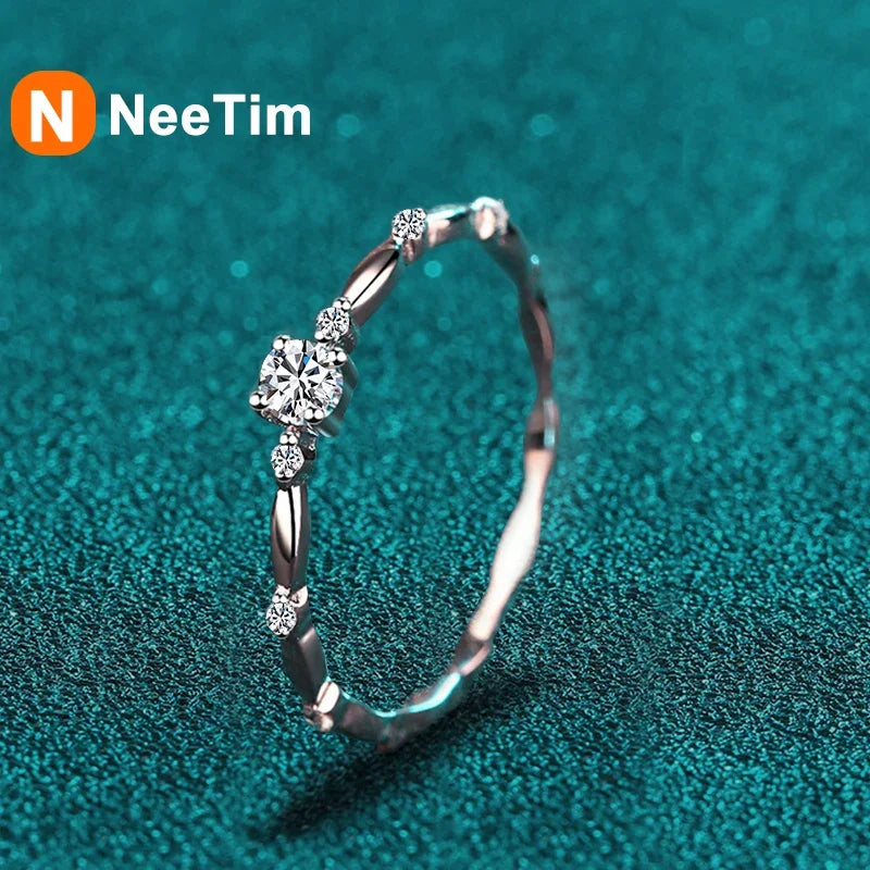 Anel de noivado moissanite feminino da NEETIM com design elegante e brilhante.