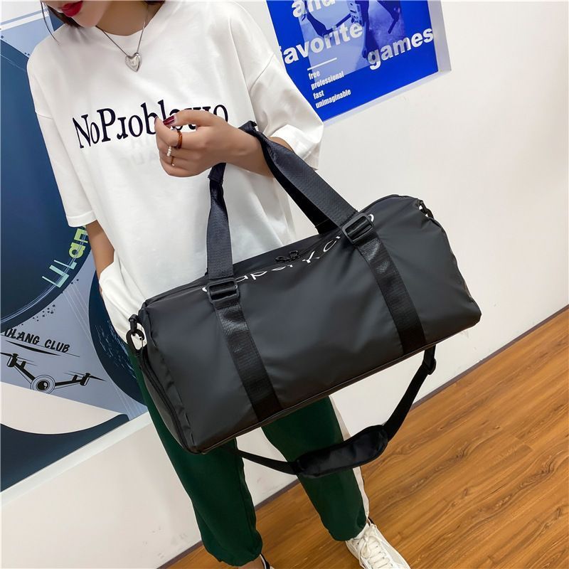Bolsa de ginástica com compartimento para sapatos, ideal para transportar roupas e equipamentos de treino.