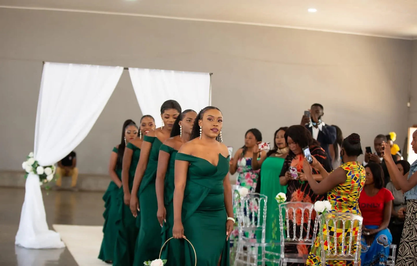 Vestido de baile sereia com fenda usado por modelos durante desfile em cerimônia elegante