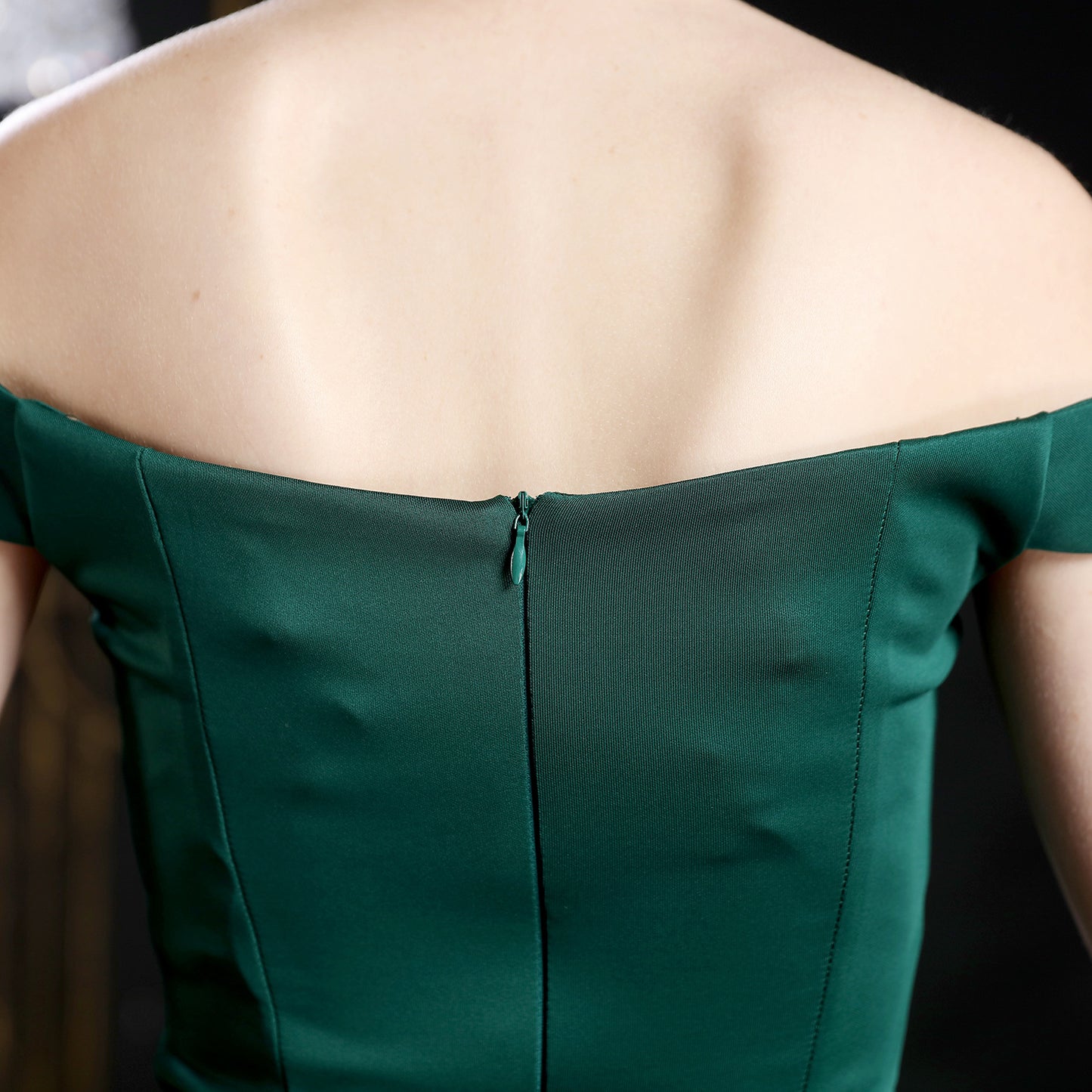 Detalhe das costas do vestido de baile sereia com fenda da NOBLE Weiss em tom verde elegante