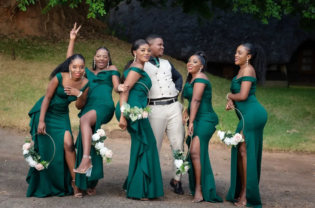 Grupo de noivas em vestido de baile sereia com fenda verde posando alegremente ao ar livre