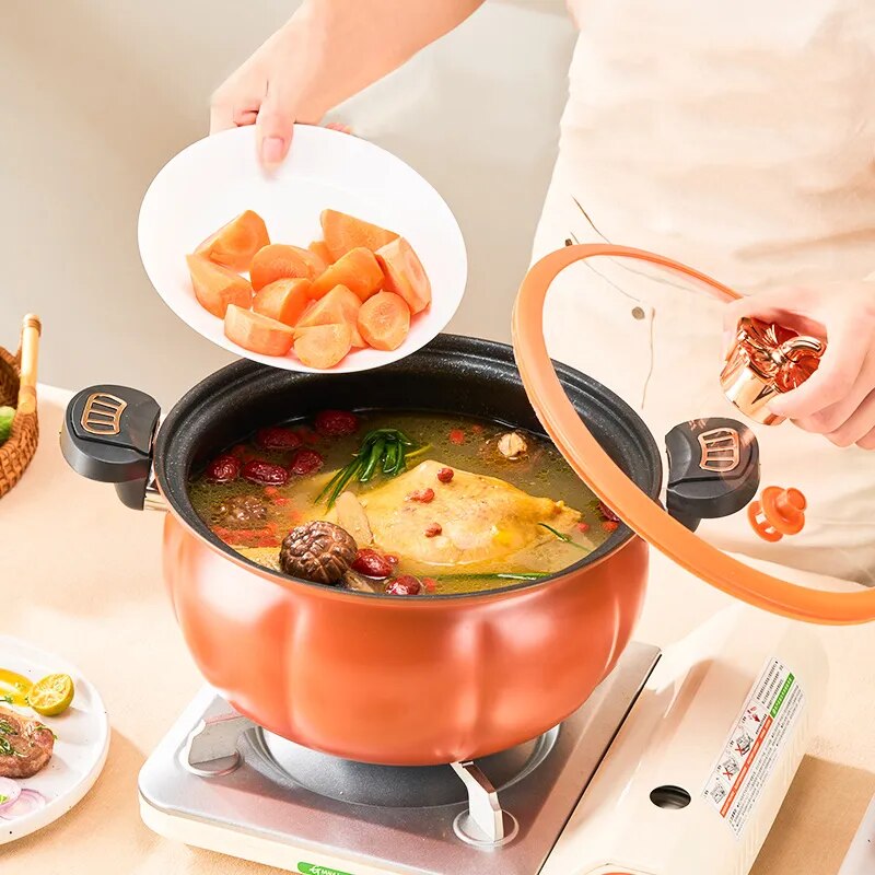 Panela multifuncional antiaderente GIANXI em uso, com ingredientes frescos sendo adicionados ao caldo quente