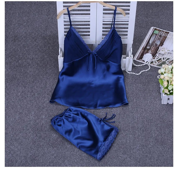 Pijama feminino cetim em azul marinho com top de alças e short confortável para noites elegantes