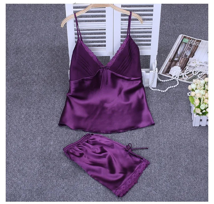 Conjunto de pijama feminino cetim na cor roxa com detalhes em renda e alças ajustáveis