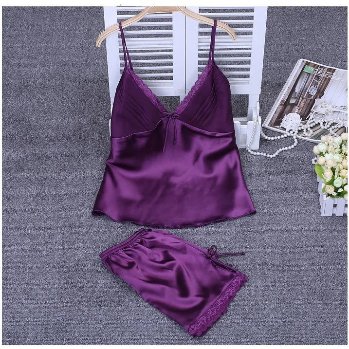 Conjunto de pijama feminino cetim em roxo com detalhes em renda, ideal para conforto noturno