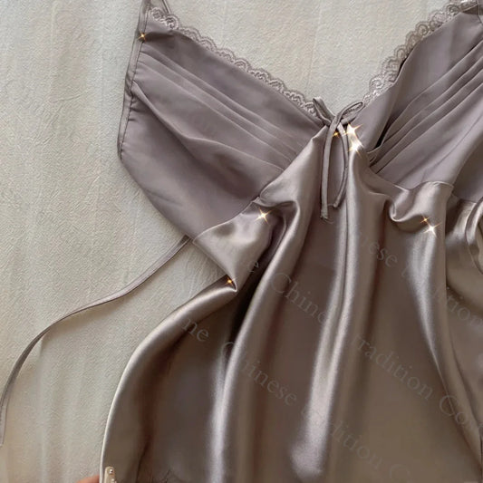 Pijama feminino cetim cinza com detalhes delicados e alças ajustáveis para conforto e elegância