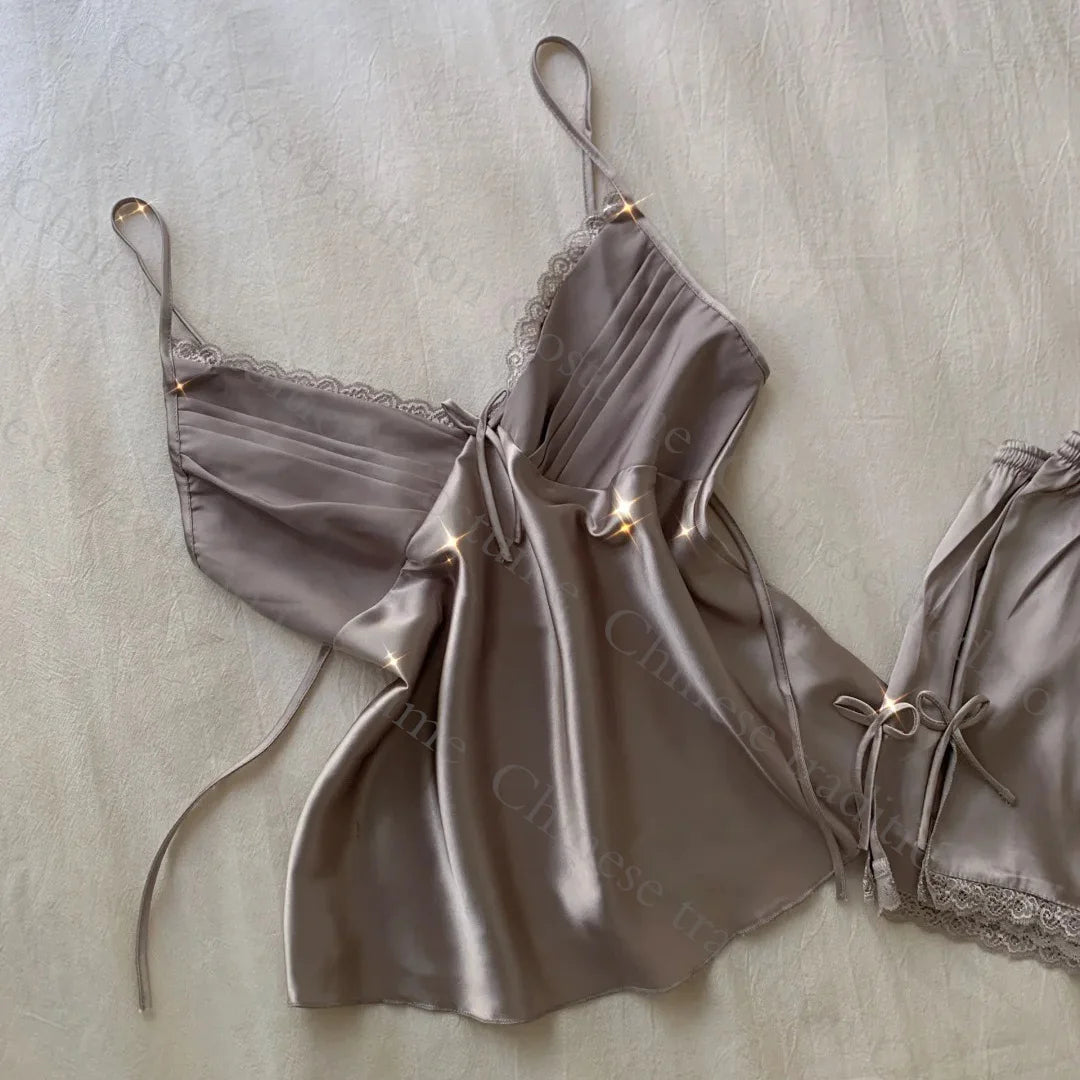 Pijama feminino cetim em tom bege com detalhes de renda e alças ajustáveis