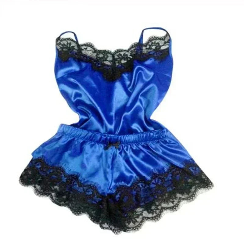 Pijama feminino de cetim azul com detalhes em renda preta e alças finas para conforto e elegância