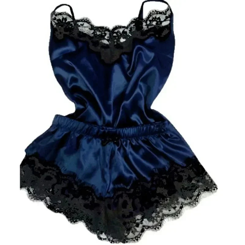 Pijama feminino de cetim azul marinho com detalhes em renda preta e alças finas