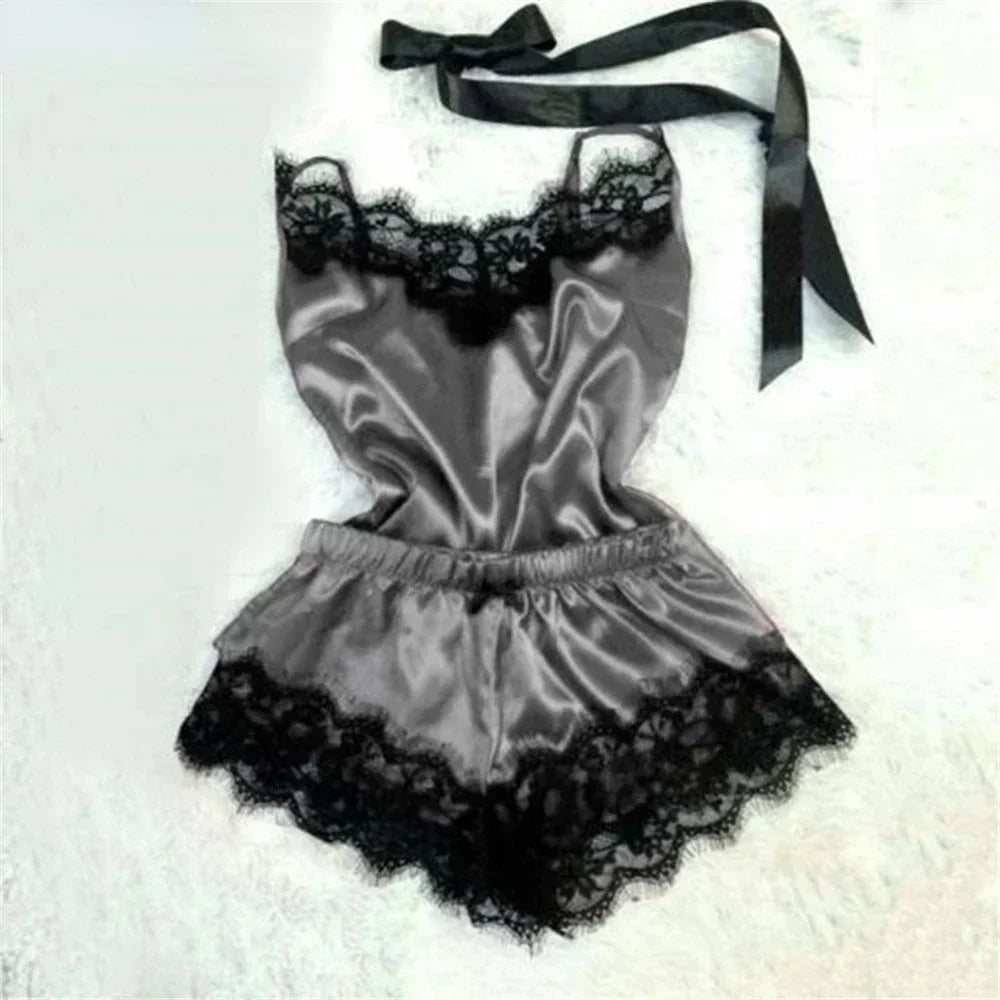 Pijama feminino de cetim em tom cinza com detalhes de renda preta e laço decorativo