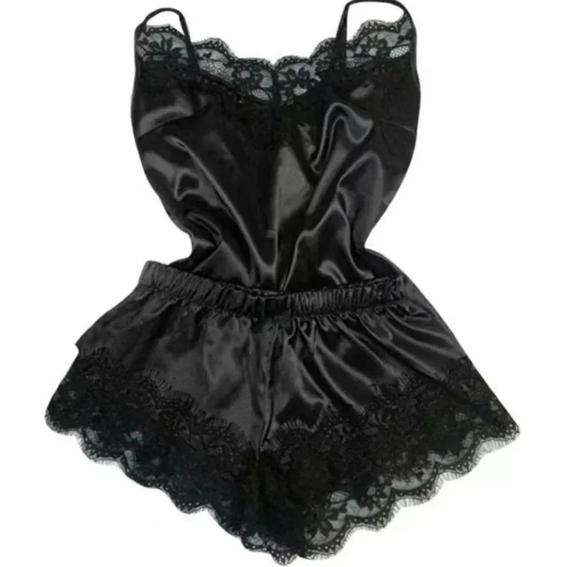 Pijama feminino de cetim preto com detalhes em renda, confortável e elegante para o sono
