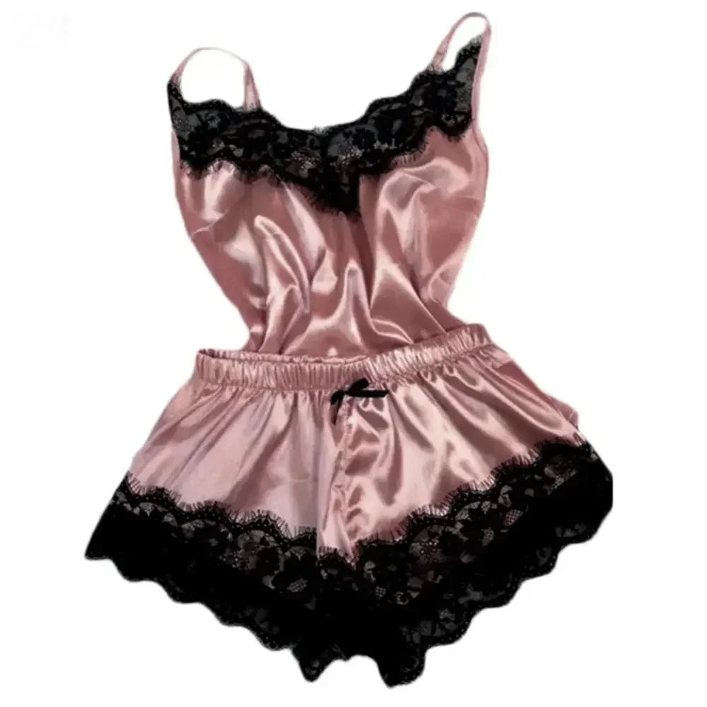 Pijama feminino de cetim rosa com detalhes em renda preta e alças finas para conforto e elegância