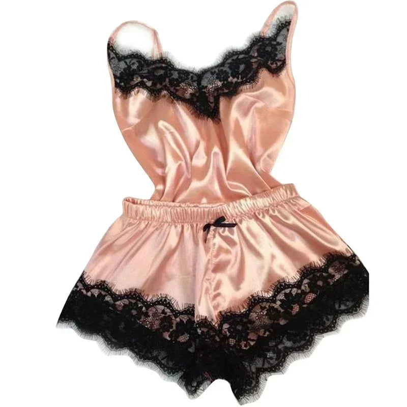 Pijama feminino de cetim rosa com detalhes em renda preta, ideal para noites confortáveis