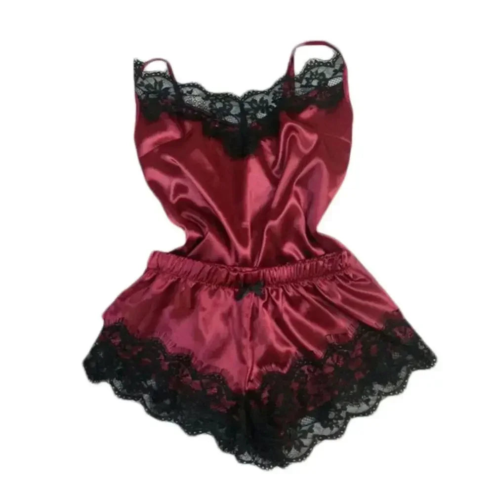 Pijama feminino de cetim vermelho com detalhes em renda e shorts confortáveis