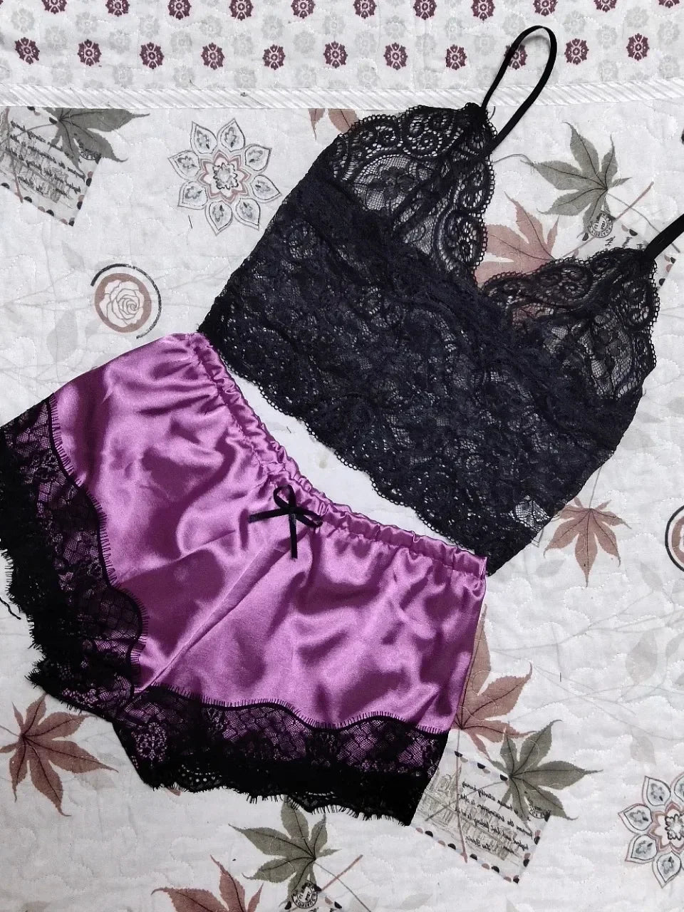 Pijama feminino de seda com top de renda preta e shorts roxos com detalhes de renda
