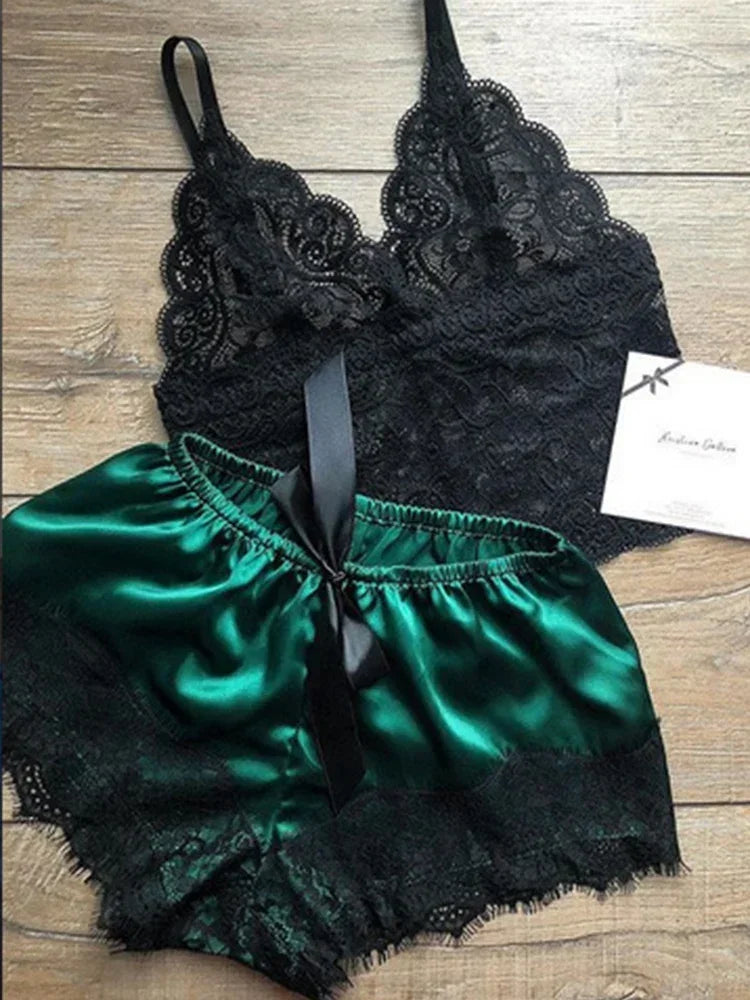 Pijama feminino de seda em verde com detalhes em renda preta e fita de cetim na cintura