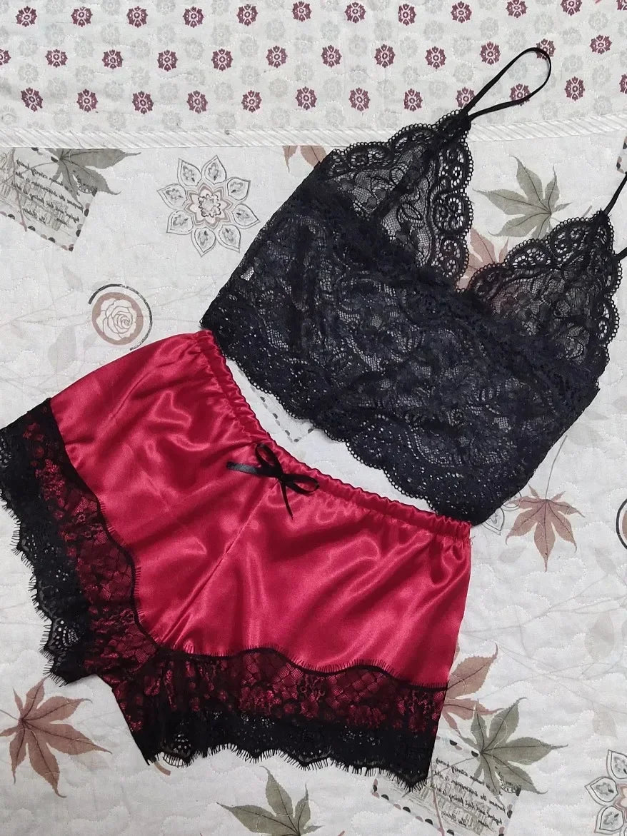 Conjunto de pijama feminino de seda com top preto rendado e short vermelho elegante