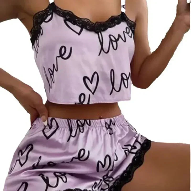 Pijama feminino rendado em seda lilás com estampa de corações e detalhe em renda