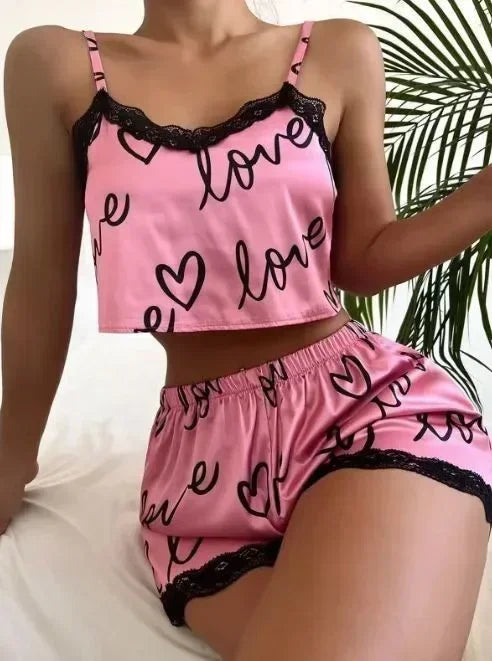 Pijama feminino rendado rosa com estampa de corações e detalhes em renda