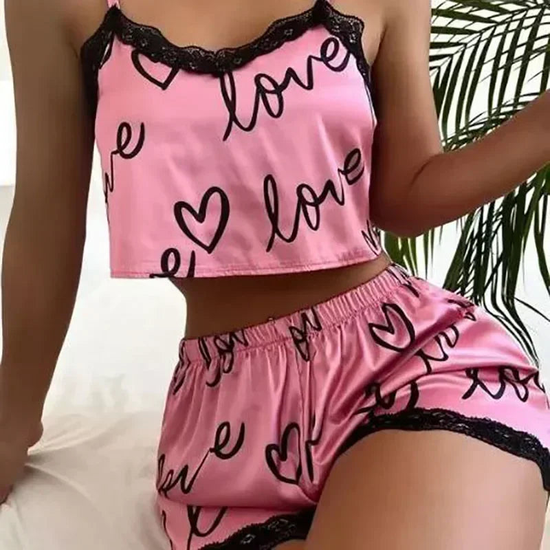Pijama feminino rendado rosa com estampa de corações e detalhes em renda nas alças