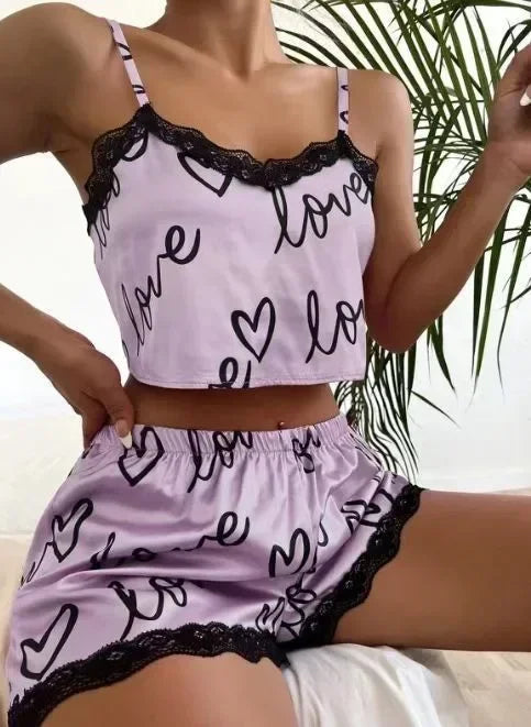 Pijama feminino rendado em lilás com estampa de corações e detalhe em renda preta
