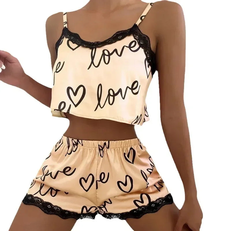 Pijama feminino rendado com estampa de corações em tom creme e detalhes em renda preta