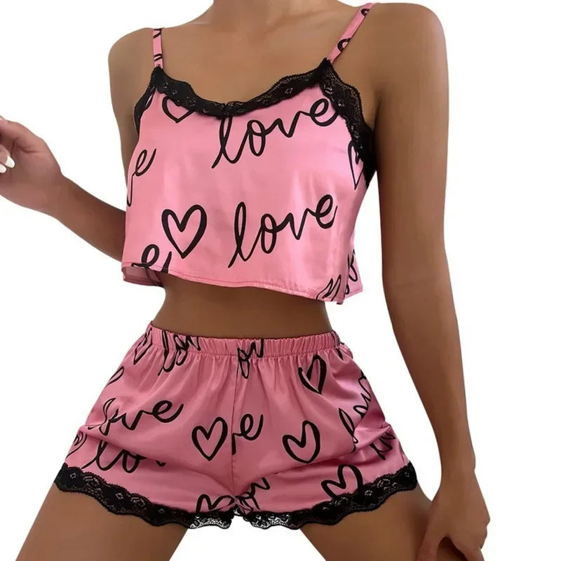 Pijama feminino rendado em rosa com estampa de corações e detalhes em renda
